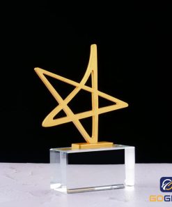 Cúp chế tác riêng được làm từ kim loại và pha lê