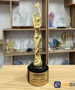 Cúp vinh danh LUX9 thực tế