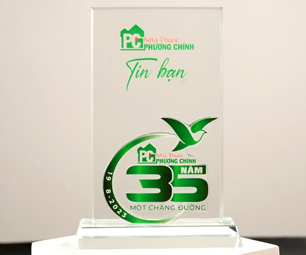 Chất liệu pha lê trong suốt thường được sử dụng để in kỷ niệm chương, giúp tôn lên vẻ đẹp cho sản phẩm