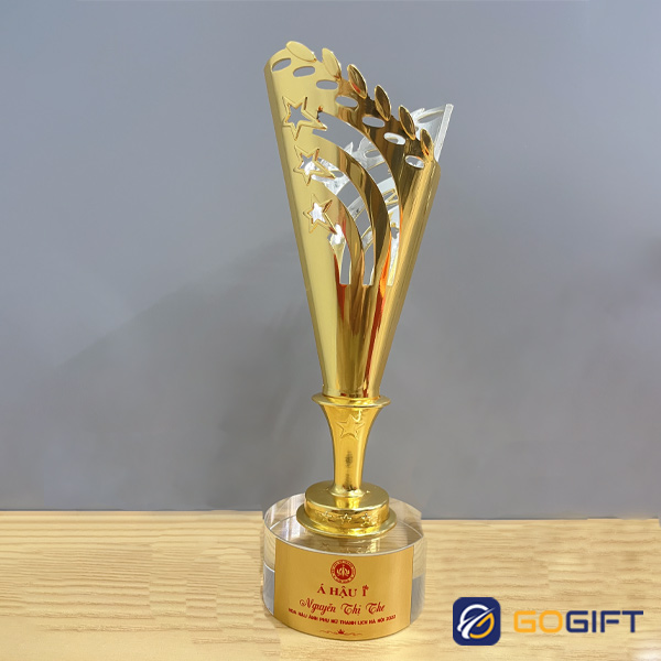 Cúp kim loại là một trong những vật phẩm sang trọng được nhiều doanh nghiệp, đơn vị tổ chức chọn lựa làm giải thưởng trao tặng