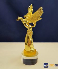 Cúp vinh danh LUX20 có thiết kế khác lạ