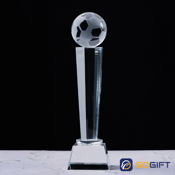 Cúp lưu niệm bóng đá pha lê là món quà không thể thiếu trong các trận đấu thể thao