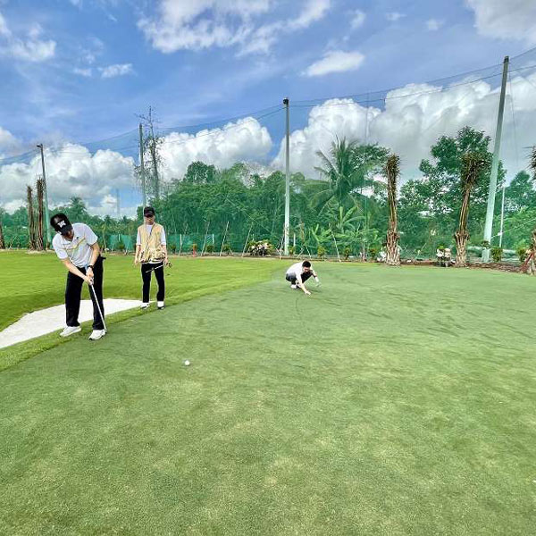 Sân tập golf Đông Dư có rất nhiều dịch vụ tiện ích 