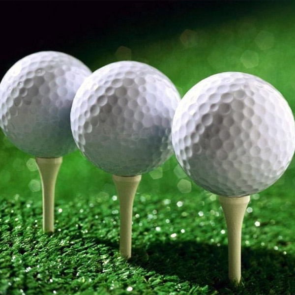 Bóng golf hiện nay được làm từ cao su và Surlyn