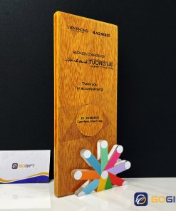 Cúp CTR28 chế tác riêng bằng gỗ