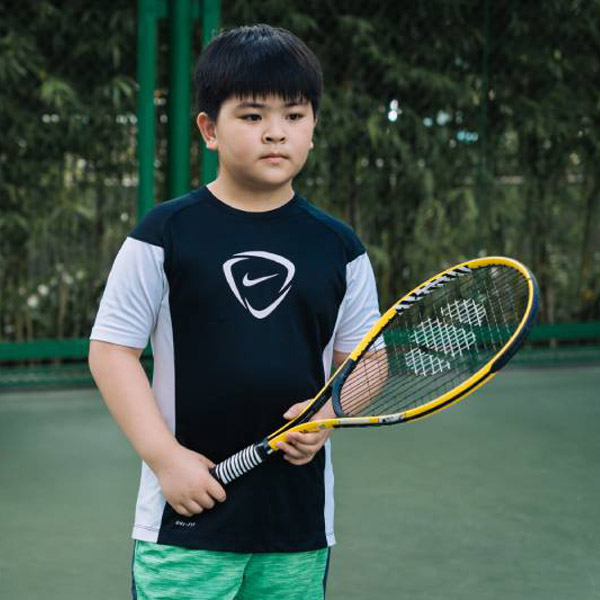 Chú ý tới cán cầm vợt khi chọn mua vợt tennis trẻ em