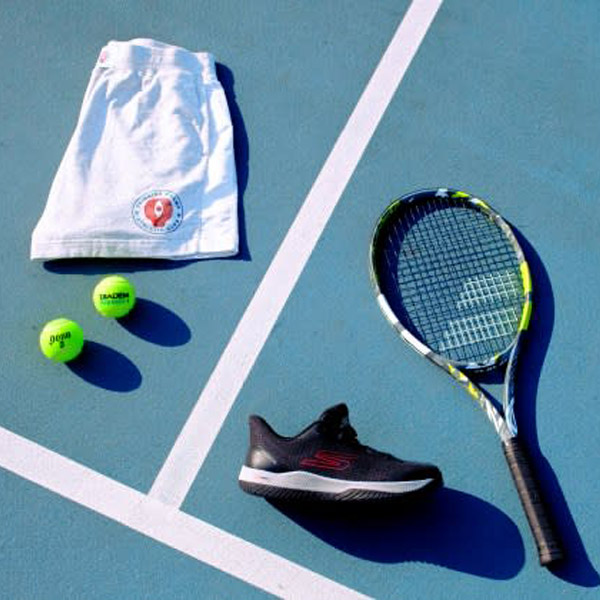 Việc chuẩn bị phụ kiện tennis đầy đủ là rất quan trọng 