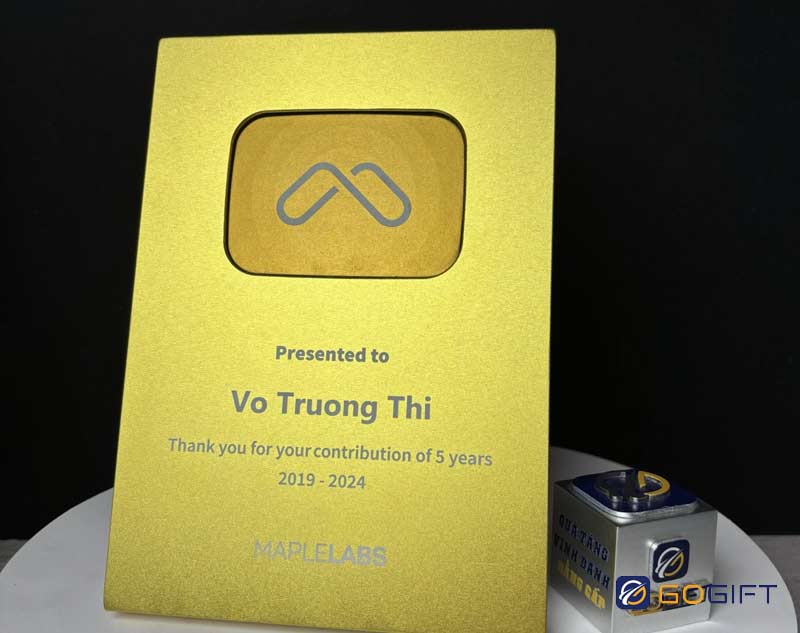 Mẫu bảng vinh danh mạ vàng đơn giản, thể hiện đầy đủ các thông điệp cần thiết