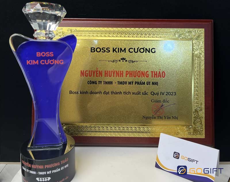 Bảng vinh danh mạ vàng dành cho nhân viên sale nổi bật