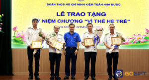 Một số mẫu kỷ niệm chương vì thế hệ trẻ