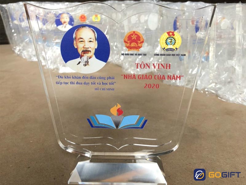 Kỷ niệm chương vì sự nghiệp giáo dục thuỷ tinh tại Gogift 