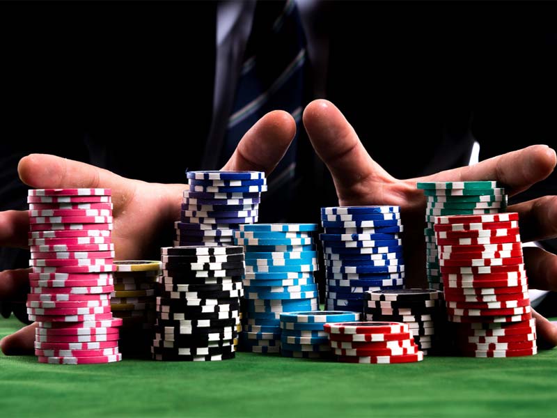 Giải poker có 2 hình thức là đánh tiền mặt hoặc đánh theo giải 