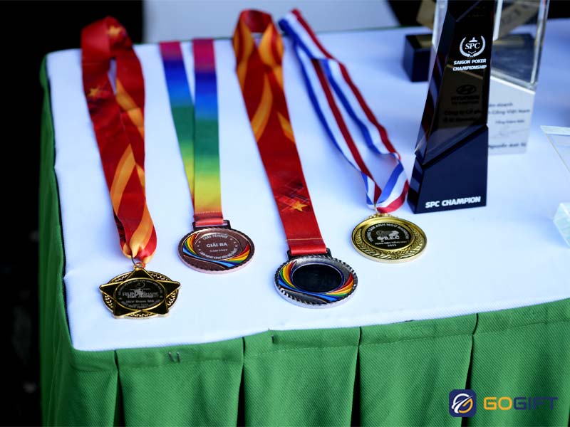 Các mẫu huy chương do Gogift sản xuất được trưng bày tại giải chạy Tràng An Marathon 2023