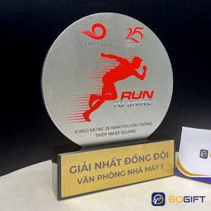 Cúp vinh danh marathon thiết kế Nhật Quang CTR71