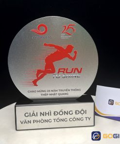 Cúp vinh danh marathon thép Nhật Quang CTR71