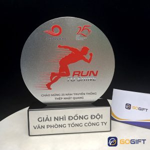 Cúp vinh danh marathon thép Nhật Quang CTR71