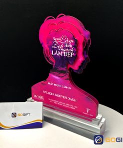 Cúp vinh danh ngành spa thiết kế TARA CTR70