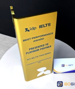 Cúp vinh danh đối tác bạch kim IDP Ielts 2