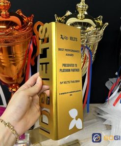 Cúp vinh danh đối tác bạch kim IDP Ielts 3