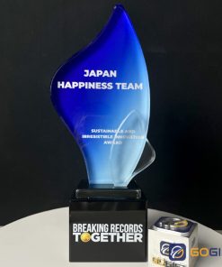 Cúp thiết kế Breaking Records Together