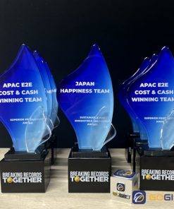 Cúp thiết kế Breaking Records Together 3