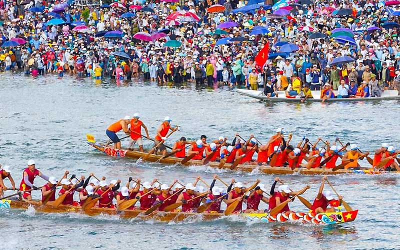 Giải đua thuyền trên sông Nhật Lệ
