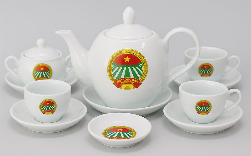 Bộ ấm chén Đại hội Nông dân