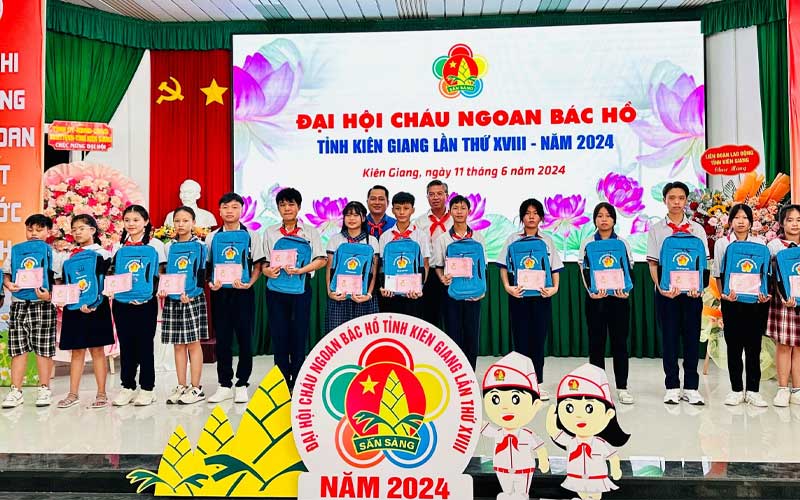 Tặng quà tặng Đại hội Cháu ngoan Bác Hồ Tặng quà tặng Đại hội Cháu ngoan Bác Hồ