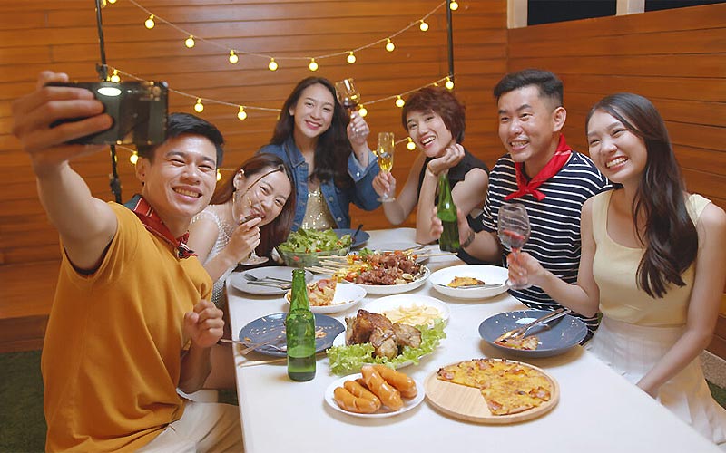 Đi ăn tất niên mua quà gì Đi ăn tất niên mua quà gì