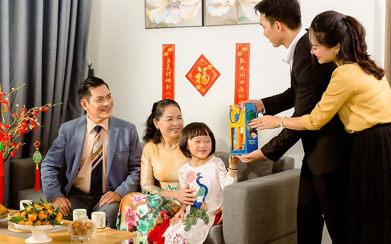 biếu quà Tết cho bố mẹ người yêu 1