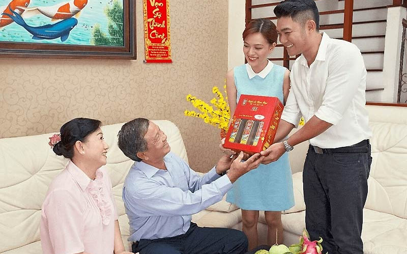 biếu quà Tết cho bố mẹ người yêu biếu quà Tết cho bố mẹ người yêu