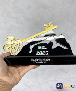 Cúp thiết kế Khoá Huy Hoàng