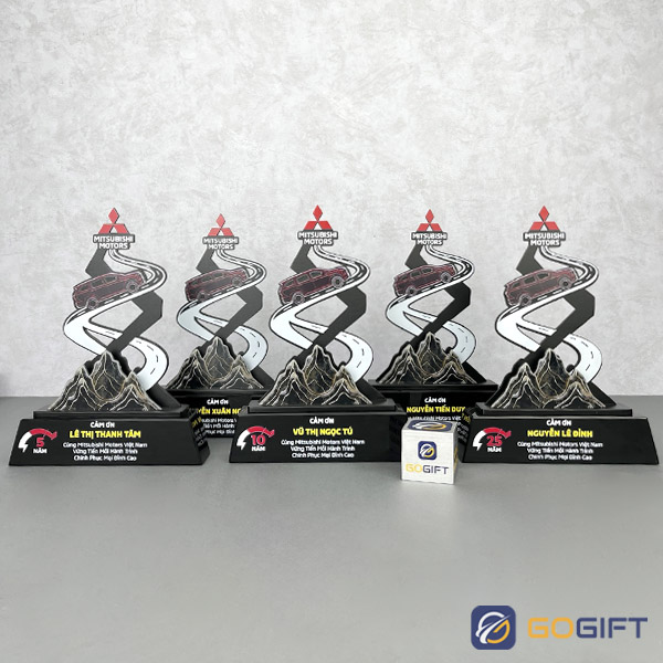 Cúp thiết kế thâm niên Mitsubishi Motors