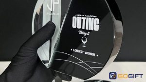 Hướng dẫn vệ sinh và bảo quản cúp pha lê luôn bền đẹp, sáng bóng