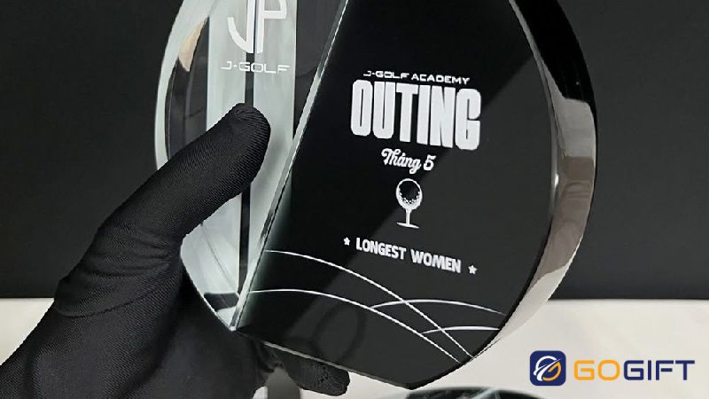 Hướng dẫn vệ sinh và bảo quản cúp pha lê luôn bền đẹp, sáng bóng