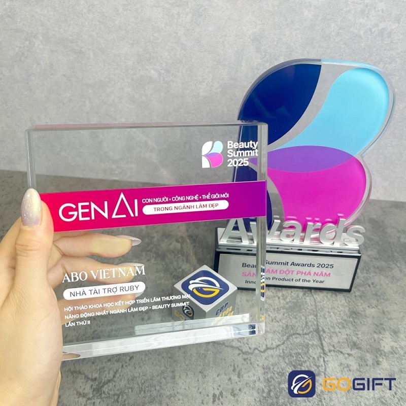 Cúp pha lê Gogift bền đẹp, sáng bóng dài lâu