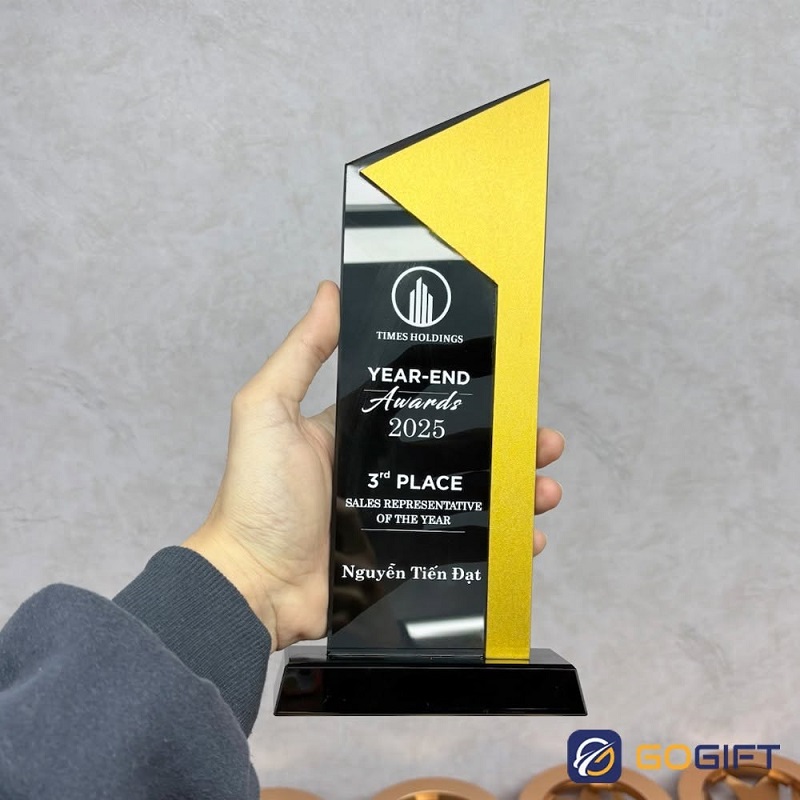 Cúp được trao tặng trong nhiều sự kiện vinh danh