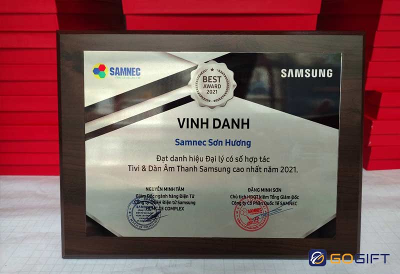 Mẫu bảng vinh danh nhân viên cuối năm thiết kế đơn giản, thanh lịch