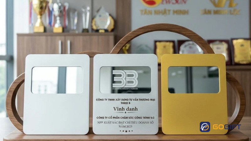 Vinh danh nhân viên cuối năm bằng cúp vinh danh sẽ thể hiện được sự trân trọng, quan tâm của doanh nghiệp