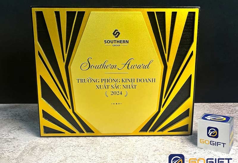 Mẫu bảng vinh danh nhân viên bằng gỗ mạ vàng thiết kế riêng cho doanh nghiệp