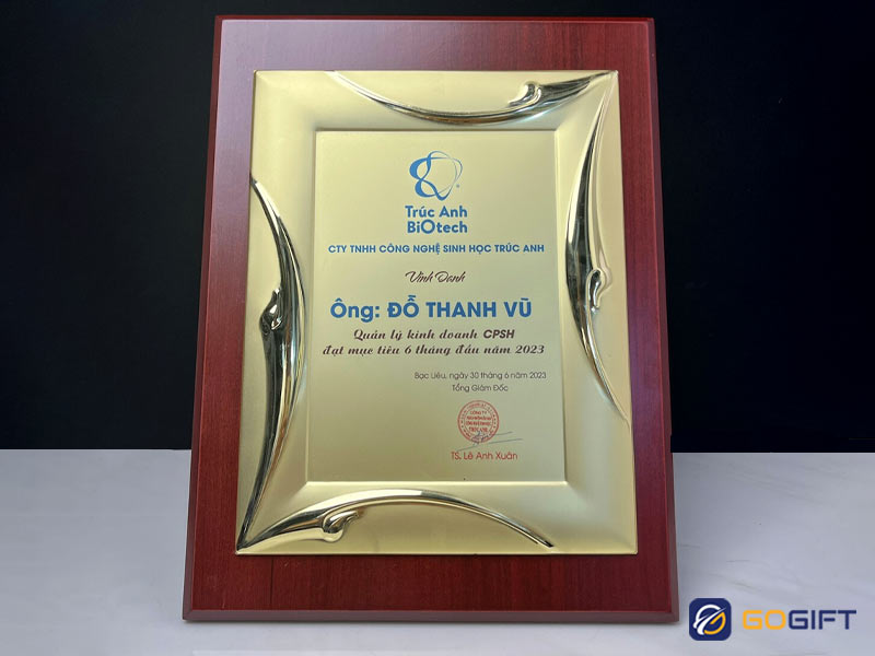 Bảng vinh danh nhân viên sale xuất sắc bằng gỗ đồng đơn giản nhưng không kém phần sang trọng