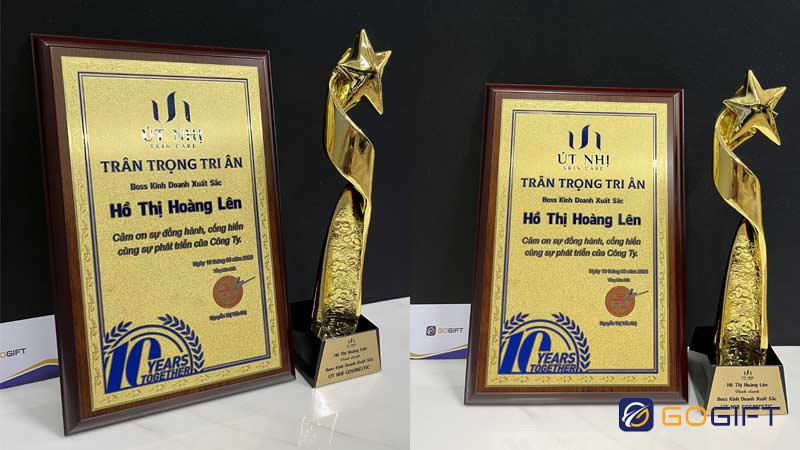 Mẫu bảng vinh danh nhân viên mạ vàng khung gỗ cao cấp, hiện đại