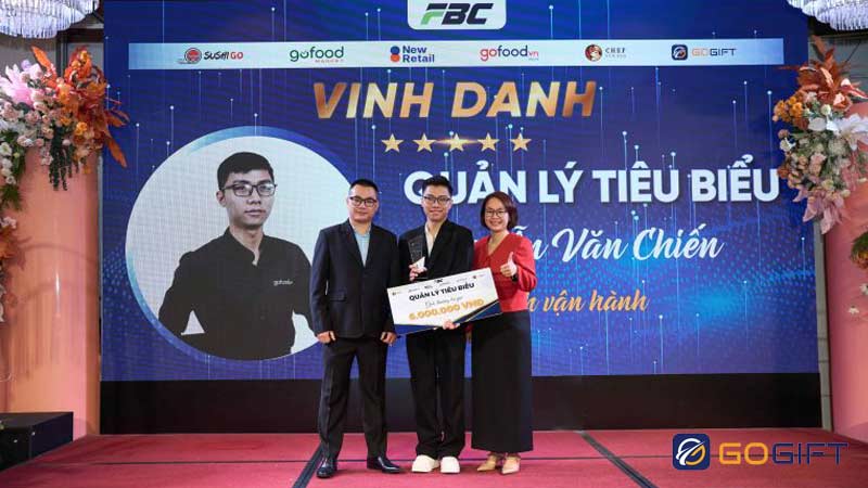 Vinh danh nhân viên xuất sắc vào dịp cuối năm giúp tạo nguồn động lực tích cực thúc đẩy hiệu quả công việc trong năm tiếp theo