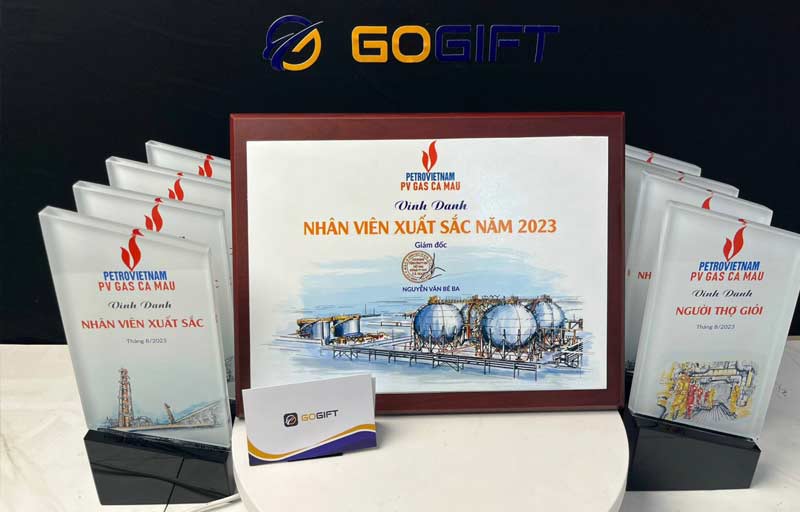 Tặng bảng vinh danh kèm kỷ niệm chương khi vinh danh nhân viên xuất sắc