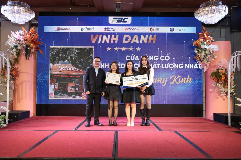 Bảng vinh danh kèm với quà tài chính - Món quà thiết thực mà vẫn giữ được giá trị tinh thần lâu dài