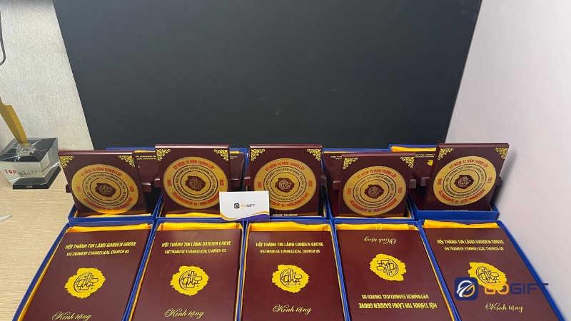 Bảng vinh danh có nhiều yếu tố riêng biệt, cần chế tác tỉ mỉ thì giá thành càng cao