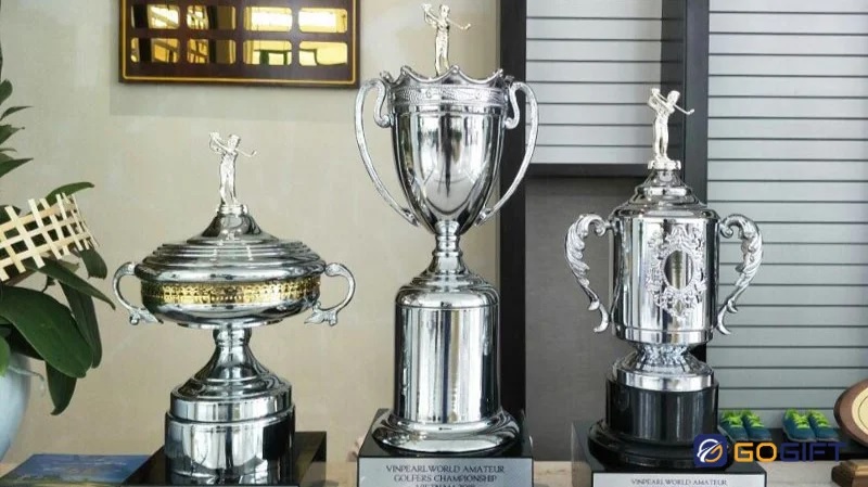Cúp golf được làm từ đa dạng chất liệu khác nhau