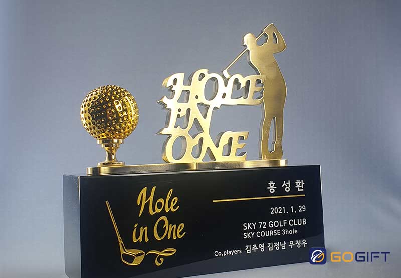 Cúp Hole in one mang ý nghĩa lớn đối với các Golfer