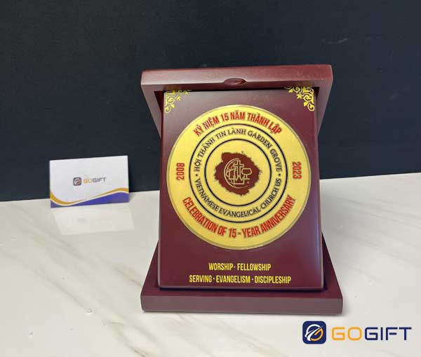 Sử dụng kỷ niệm chương gỗ đồng cho các chương trình giúp thể hiện sự tôn trọng với người nhận 