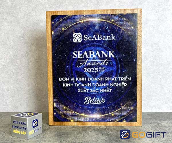 Bảng vinh danh sẽ là món quà có giá trị tinh thần lớn cho những nhân viên